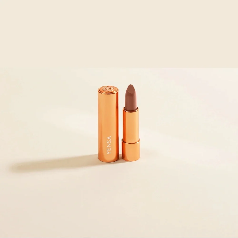 Nwt VIBRANT SILK LIPSTICK - Subtle..  holiday pick 🎁